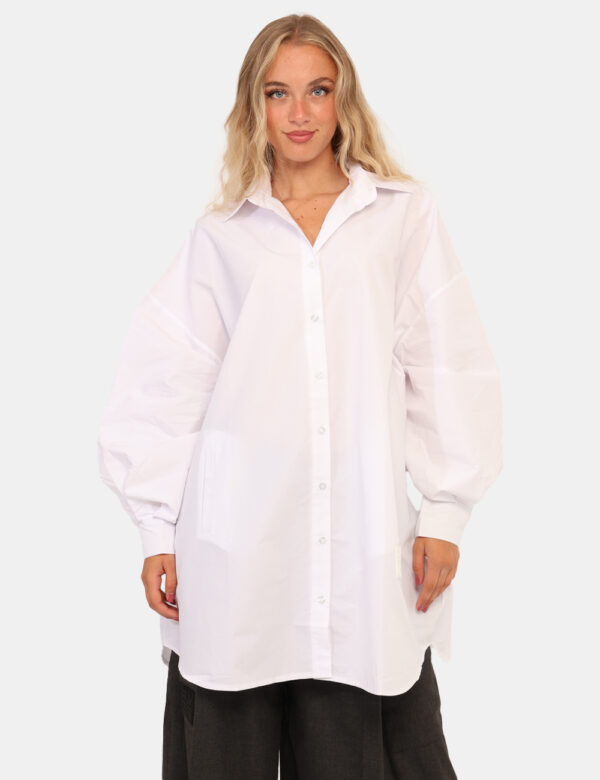 Camicia Via Delle Rose Bianco - Camicia lunga e ampia, in total bianco. La vestibilità è morbida e pratica grazie a bottoni
