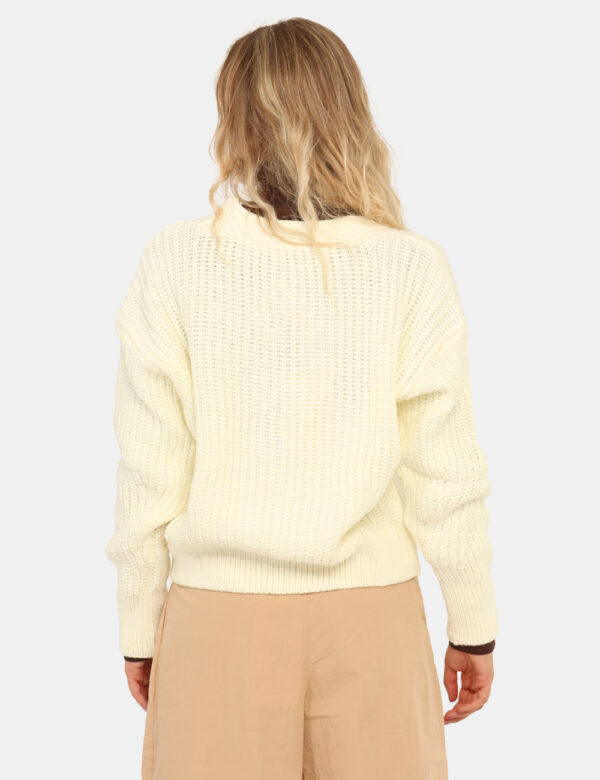 Cardigan Via Delle Rose Bianco - Cardigan in total bianco con trama lavorata. La vestibilità è morbida e pratica grazie a bo