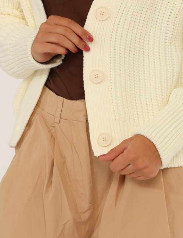 Cardigan Via Delle Rose Bianco - Cardigan in total bianco con trama lavorata. La vestibilità è morbida e pratica grazie a bo