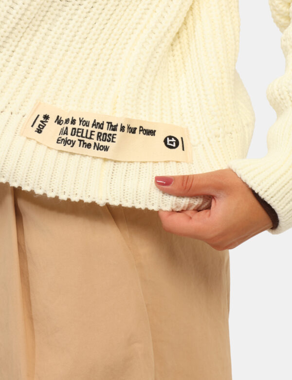 Cardigan Via Delle Rose Bianco - Cardigan in total bianco con trama lavorata. La vestibilità è morbida e pratica grazie a bo