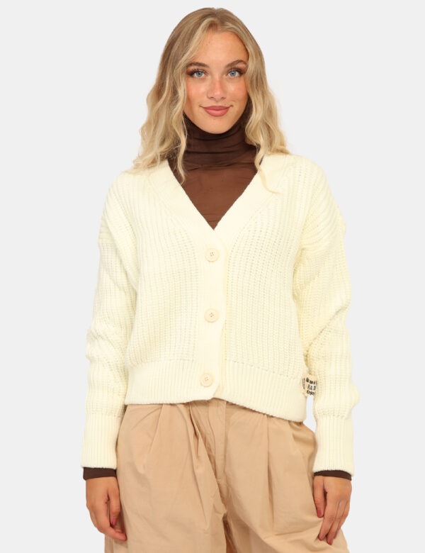 Cardigan Via Delle Rose Bianco - Cardigan in total bianco con trama lavorata. La vestibilità è morbida e pratica grazie a bo