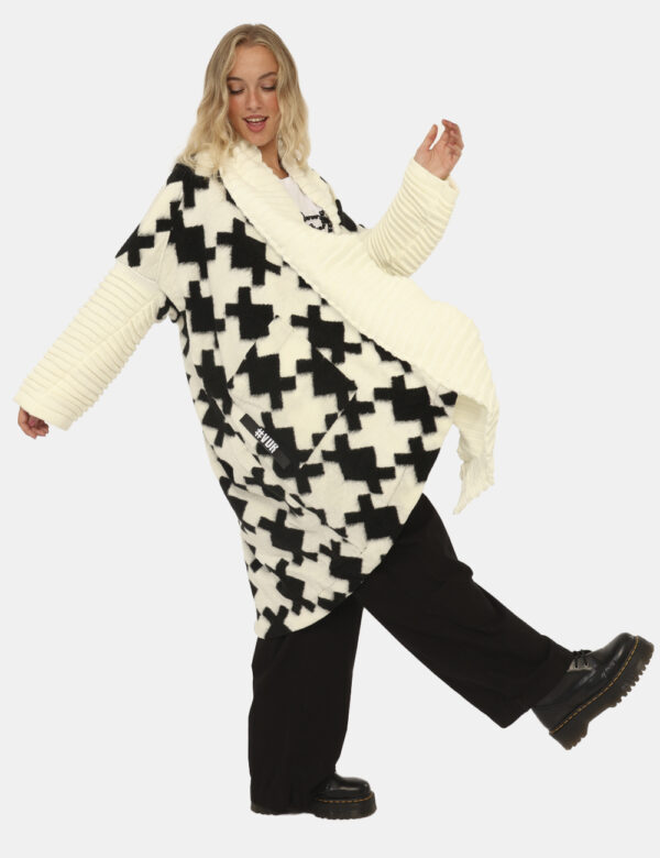 Cardigan Via Delle Rose Bianco - Originale cardigan lungo, in fantasia bianco e nero con maniche arruffate e tasche a toppa