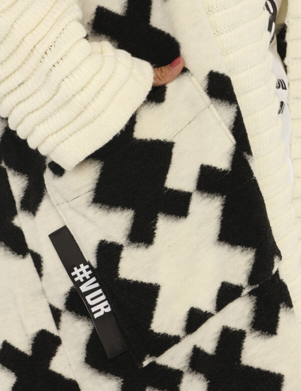 Cardigan Via Delle Rose Bianco - Originale cardigan lungo, in fantasia bianco e nero con maniche arruffate e tasche a toppa