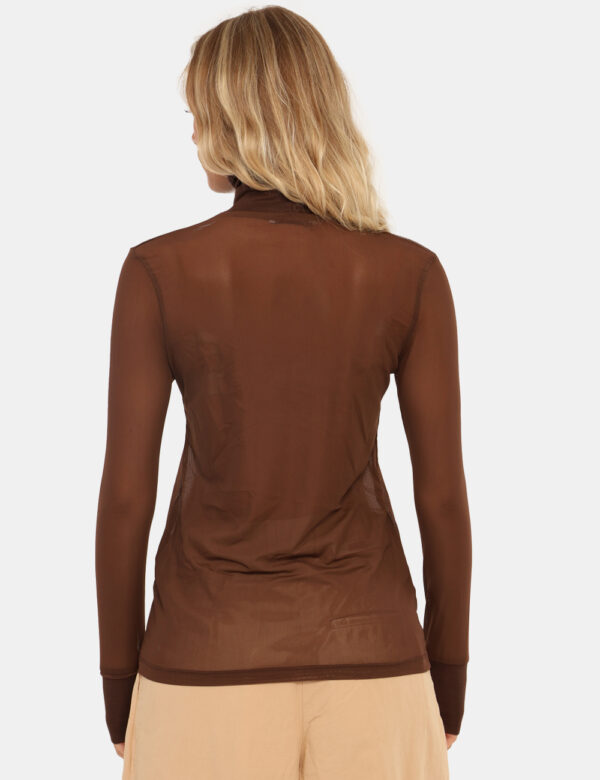 Dolcevita Via Delle Rose Marrone - Dolcevita in total marrone su tessuto velato con maniche lunghe. La vestibilità è morbida