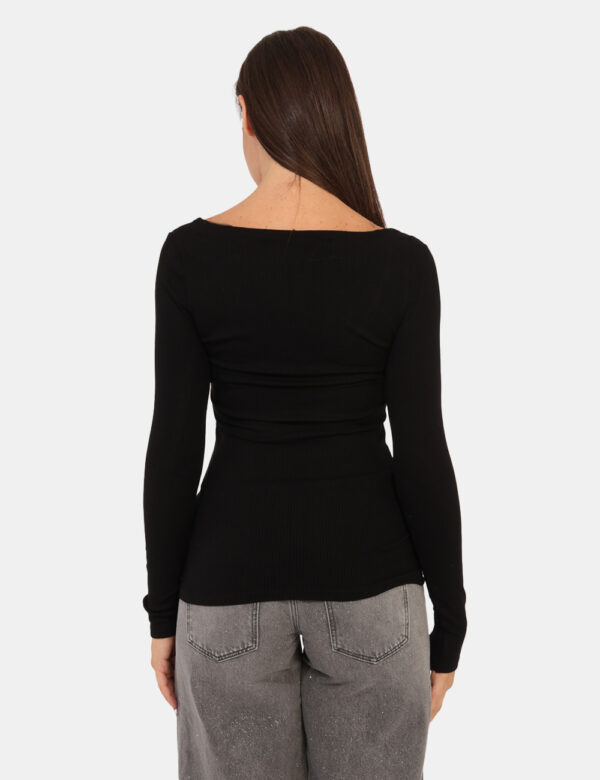 Maglia Guess Nero - Maglia a maniche lunghe con scollo classico ma profondo ed in total nero. La vestibilità è morbida e reg
