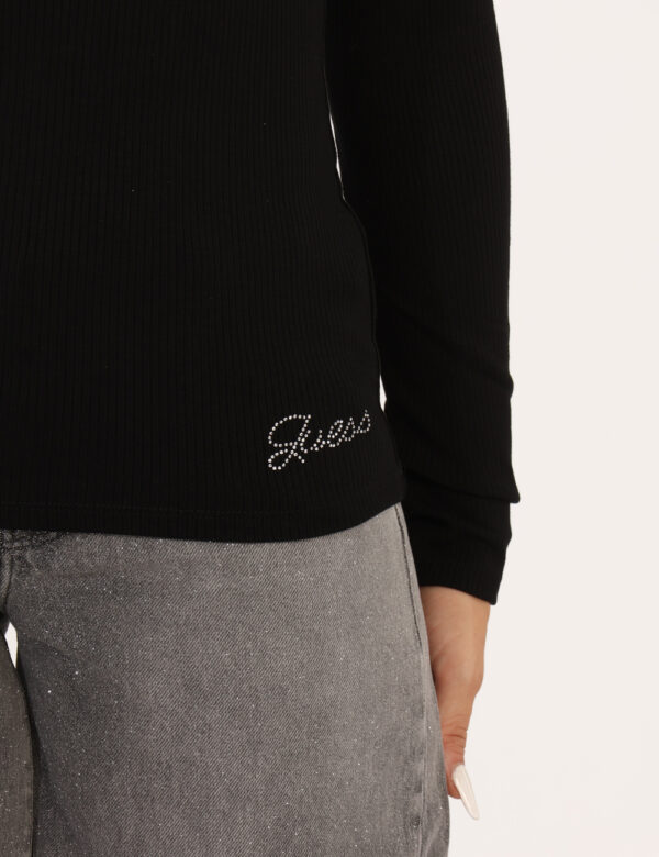 Maglia Guess Nero - Maglia a maniche lunghe con scollo classico ma profondo ed in total nero. La vestibilità è morbida e reg