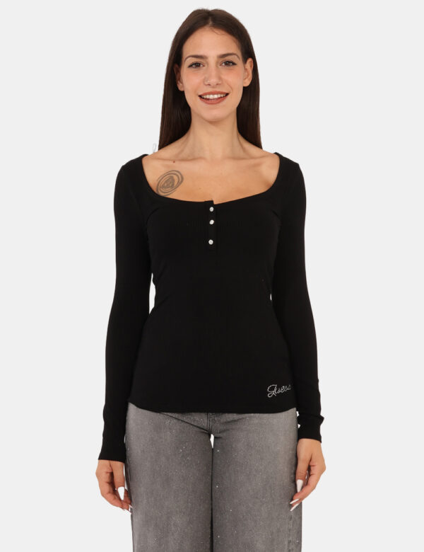 Maglia Guess Nero - Maglia a maniche lunghe con scollo classico ma profondo ed in total nero. La vestibilità è morbida e reg