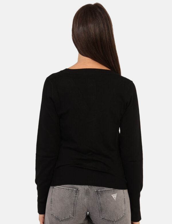 Cardigan Guess Nero - Maglione modello cardigan in total nero. La vestibilità è morbida e pratica grazie a bottoni ad asola