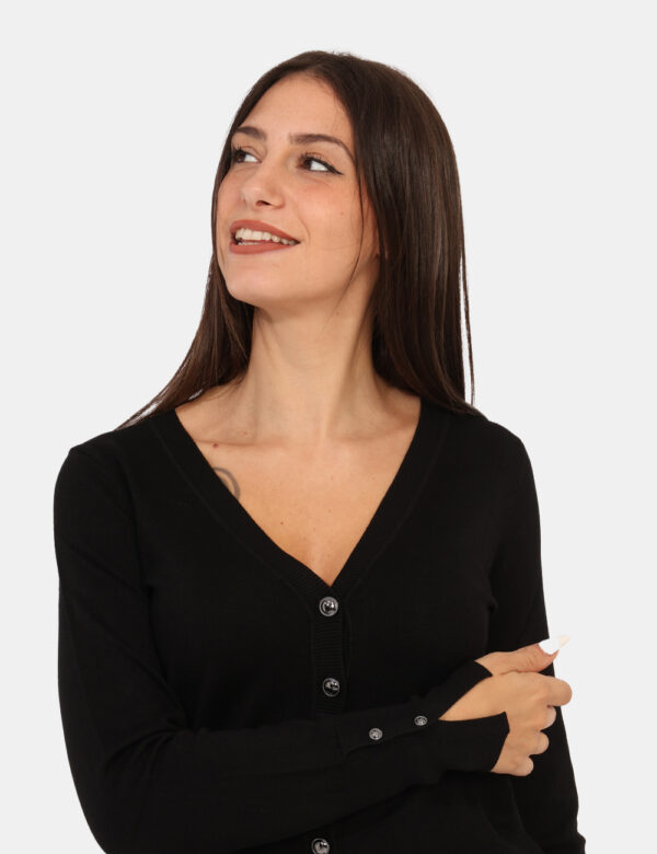 Cardigan Guess Nero - Maglione modello cardigan in total nero. La vestibilità è morbida e pratica grazie a bottoni ad asola
