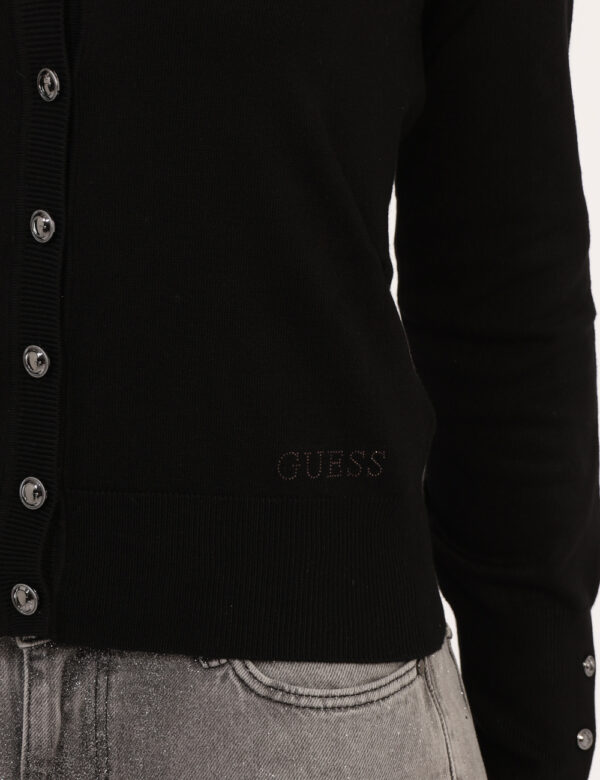 Cardigan Guess Nero - Maglione modello cardigan in total nero. La vestibilità è morbida e pratica grazie a bottoni ad asola