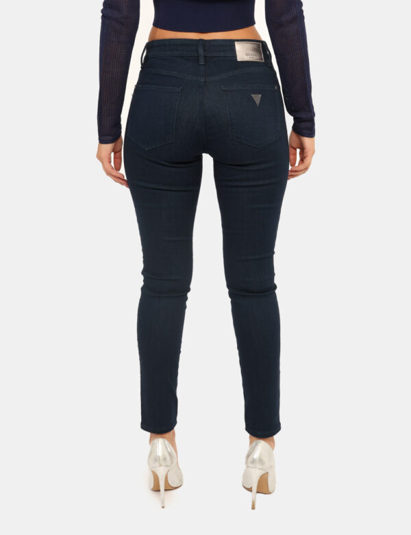 Jeans Guess Jeans - Jeans classico in total blu denim dark, con tasche sagomate sul fronte, più tasche a toppa sul retro. La