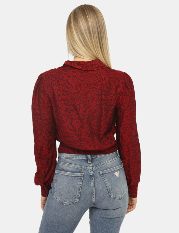 Camicia Guess Rosso - Camicia corta, su base rossa con stampa allover nera e colletto alla peter pan. La vestibilità è morbi