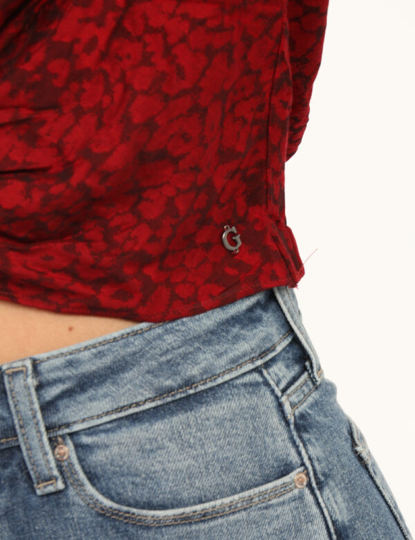 Camicia Guess Rosso - Camicia corta, su base rossa con stampa allover nera e colletto alla peter pan. La vestibilità è morbi