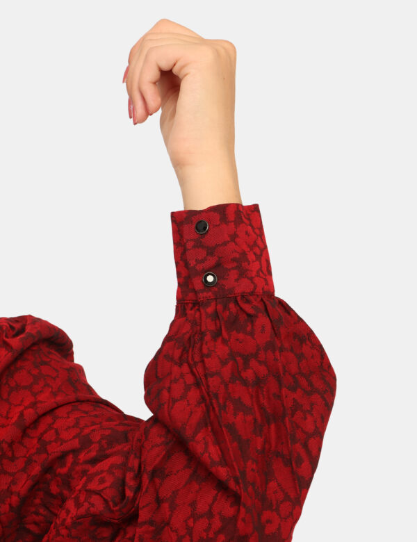 Camicia Guess Rosso - Camicia corta, su base rossa con stampa allover nera e colletto alla peter pan. La vestibilità è morbi