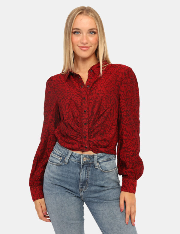 Camicia Guess Rosso - Camicia corta, su base rossa con stampa allover nera e colletto alla peter pan. La vestibilità è morbi