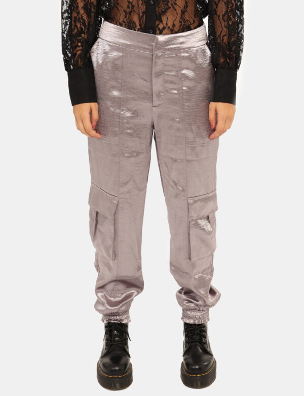 Pantaloni Guess Argento - Pantaloni in total argentato, con tasche a taglio trasversale e tasche laterali, più elastico sul