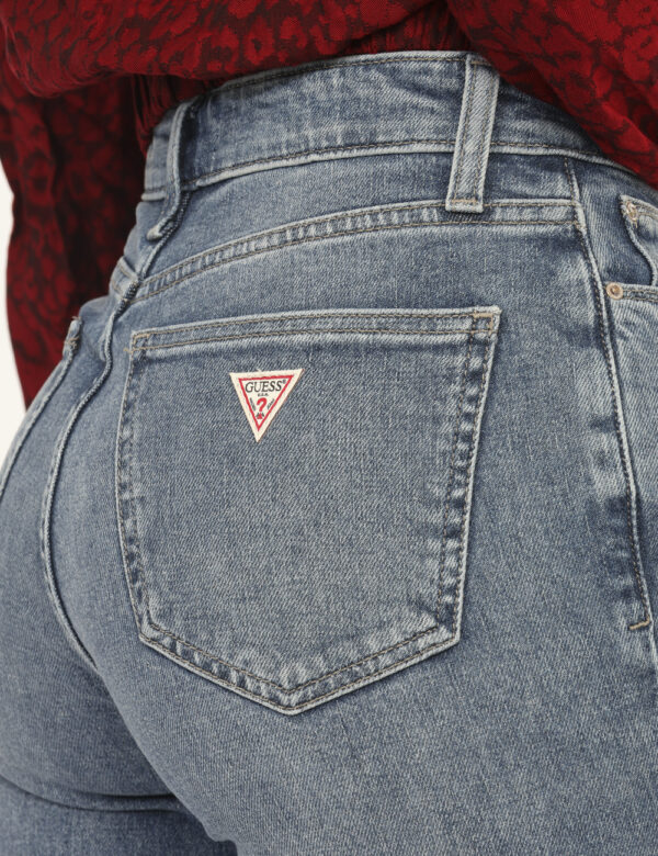 Jeans Guess Jeans - Jeans classico in total blu denim light, con tasche sagomate sul fronte, più tasche a toppa sul retro. L