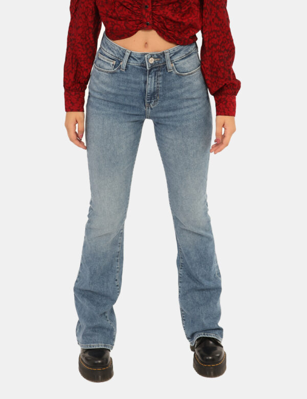 Jeans Guess Jeans - Jeans classico in total blu denim light, con tasche sagomate sul fronte, più tasche a toppa sul retro. L