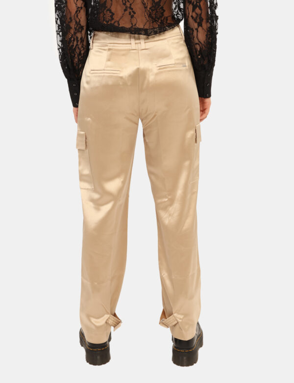 Pantaloni Guess Oro - Pantaloni in total oro, su tessuto acetato, con tasche a taglio trasversale e tasche laterali, più ela