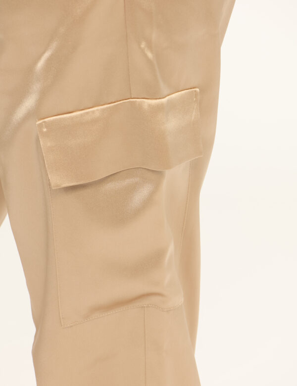 Pantaloni Guess Oro - Pantaloni in total oro, su tessuto acetato, con tasche a taglio trasversale e tasche laterali, più ela