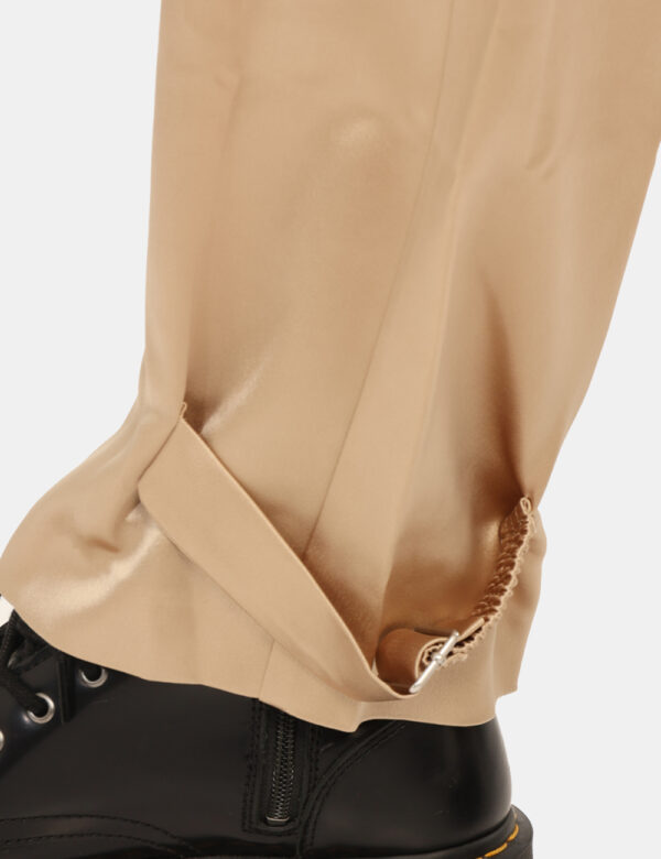 Pantaloni Guess Oro - Pantaloni in total oro, su tessuto acetato, con tasche a taglio trasversale e tasche laterali, più ela
