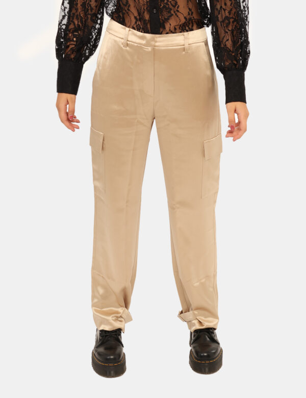 Pantaloni Guess Oro - Pantaloni in total oro, su tessuto acetato, con tasche a taglio trasversale e tasche laterali, più ela