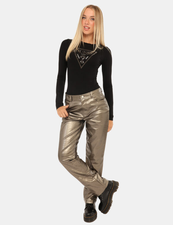 Pantaloni Guess Oro - Pantaloni in simil pelle lavorata, in total oro, con tasche sagomate sul fronte e tasche a toppa sul r