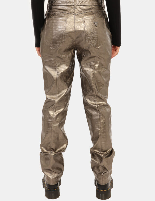 Pantaloni Guess Oro - Pantaloni in simil pelle lavorata, in total oro, con tasche sagomate sul fronte e tasche a toppa sul r