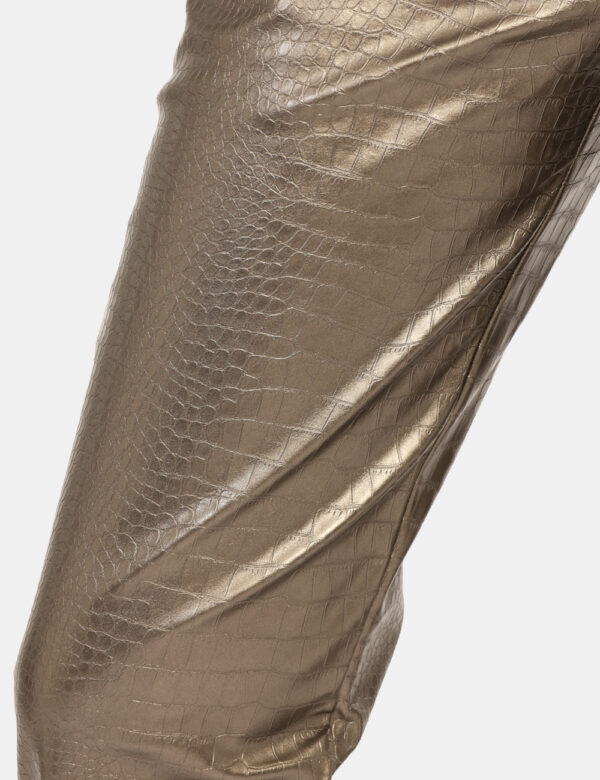 Pantaloni Guess Oro - Pantaloni in simil pelle lavorata, in total oro, con tasche sagomate sul fronte e tasche a toppa sul r