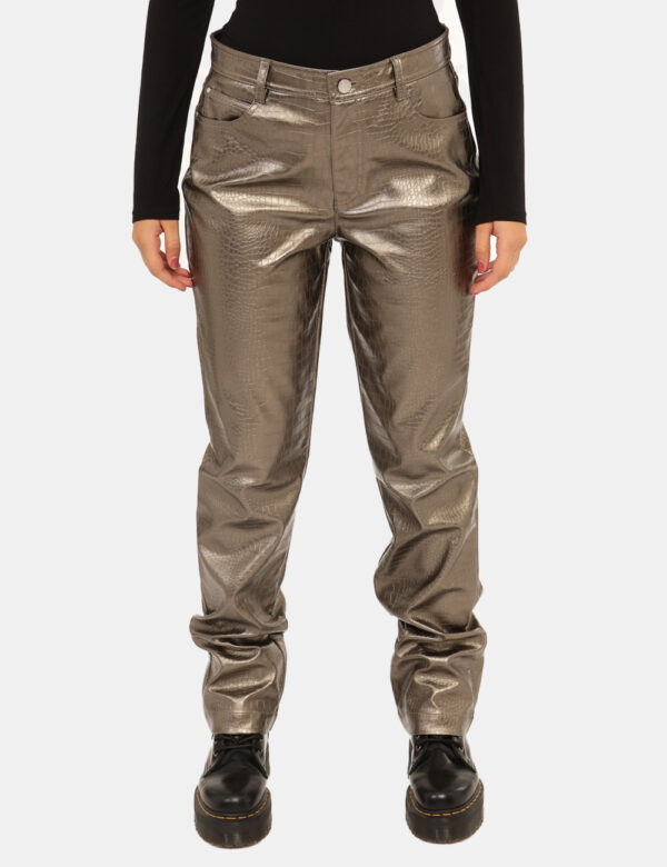 Pantaloni Guess Oro - Pantaloni in simil pelle lavorata, in total oro, con tasche sagomate sul fronte e tasche a toppa sul r