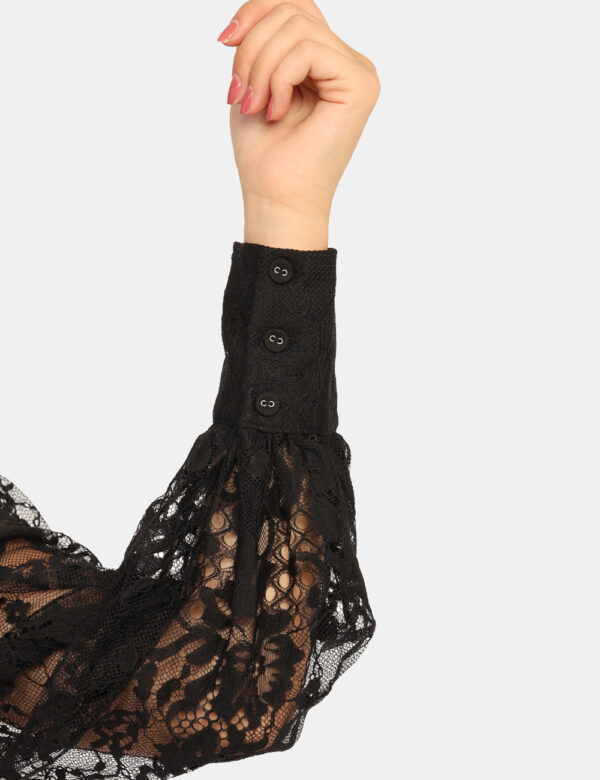 Camicia Guess Nero - Elegante camicia nera, con trasparenze e trama lavorata. La vestibilità è morbida e pratica grazie a bo