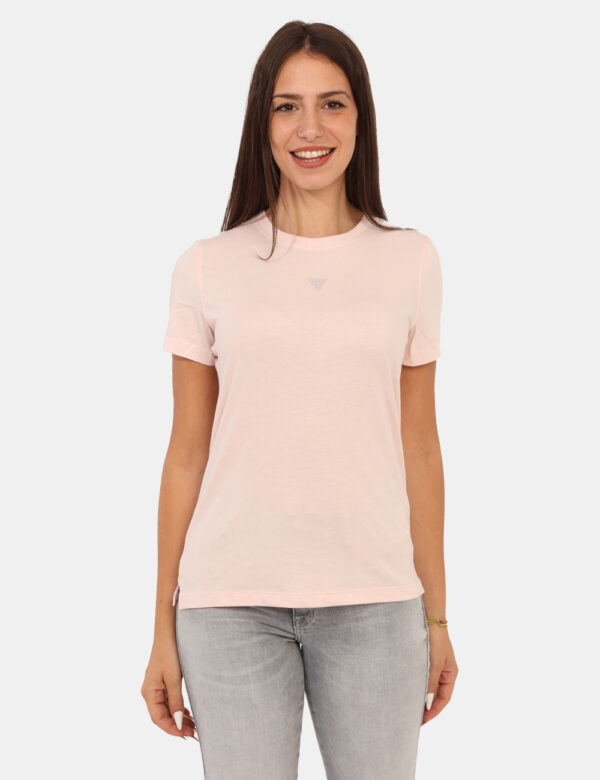 T-shirt Guess Rosa - T-shirt classica su base rosa chiaro, con logo brand in glitter argentati sul fronte e stampa sul retro