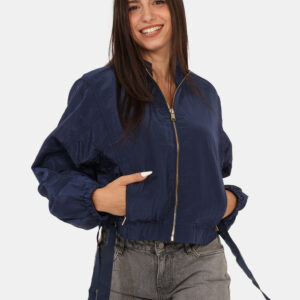 Giacca Guess Blu - Giacca in crepe in total blu, con tasche a taglio trasversale e chiusura a zip, più nastro in girovita. L