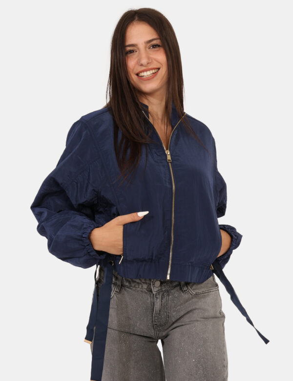 Giacca Guess Blu - Giacca in crepe in total blu, con tasche a taglio trasversale e chiusura a zip, più nastro in girovita. L