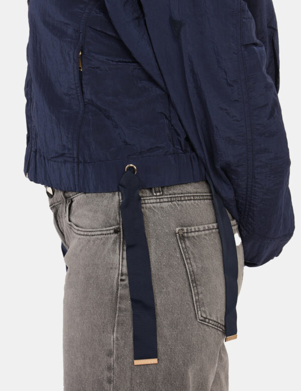Giacca Guess Blu - Giacca in crepe in total blu, con tasche a taglio trasversale e chiusura a zip, più nastro in girovita. L