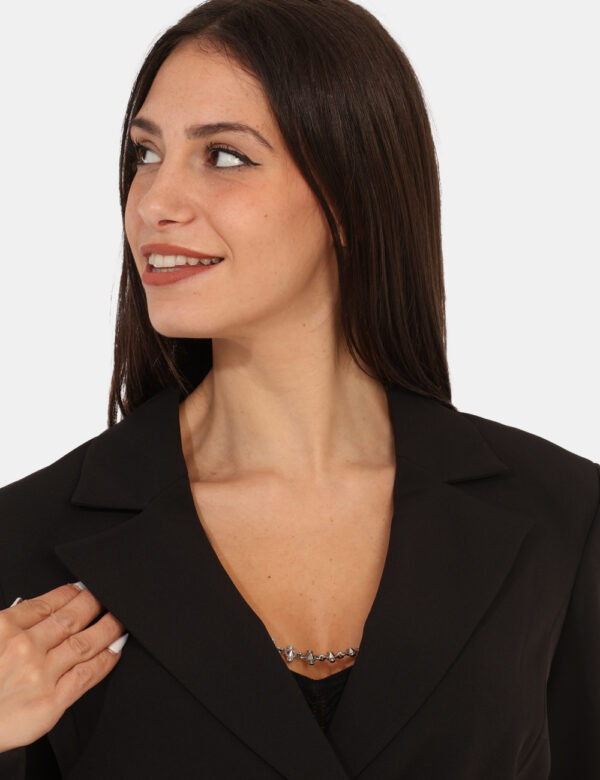 Giacca Guess Nero - Giacca corta in doppio petto ed in total nero. La vestibilità è morbida e pratica grazie a bottoni ad as