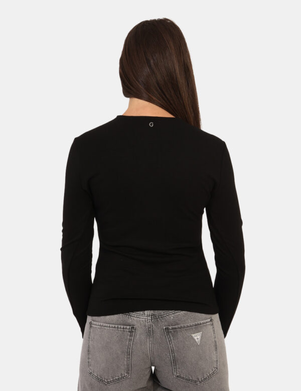 Maglia Guess Nero - Maglia costina a maniche lunghe in total nero, con bottoncini sui polsini. La vestibilità è morbida e re