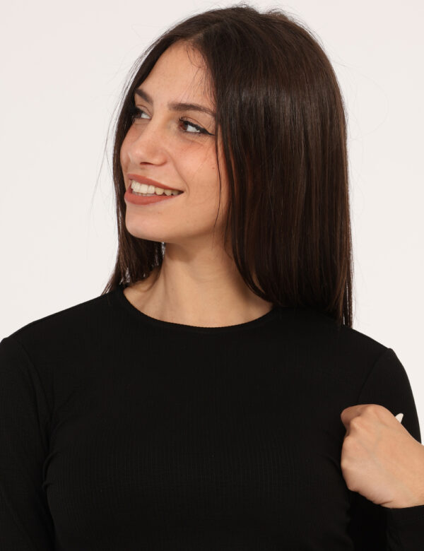 Maglia Guess Nero - Maglia costina a maniche lunghe in total nero, con bottoncini sui polsini. La vestibilità è morbida e re