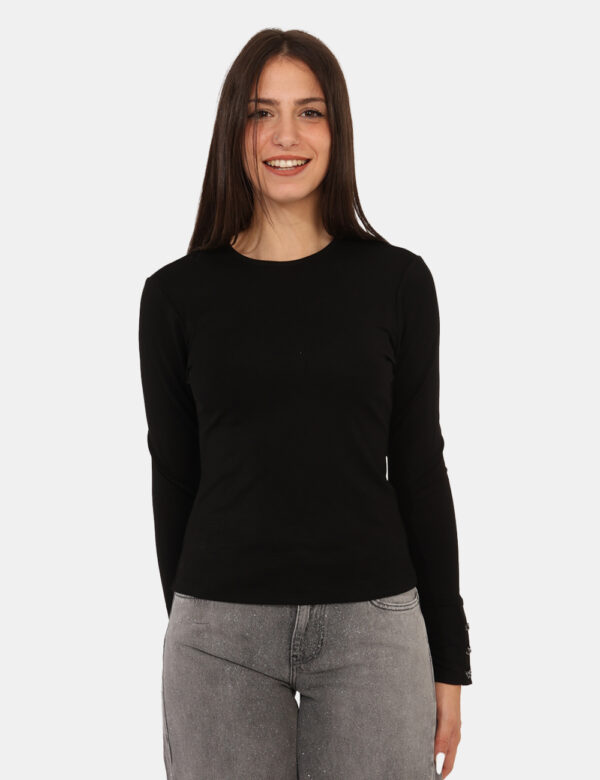Maglia Guess Nero - Maglia costina a maniche lunghe in total nero, con bottoncini sui polsini. La vestibilità è morbida e re