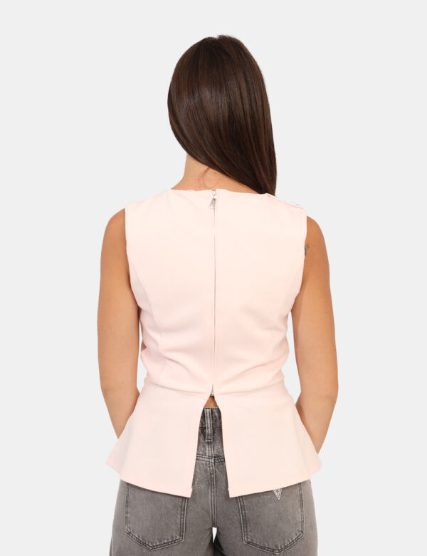 Top Guess Rosa - Top modello smanicato, in total chiaro con bottoncini argentati che donano luce al capo. La vestibilità è m