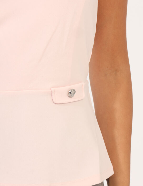 Top Guess Rosa - Top modello smanicato, in total chiaro con bottoncini argentati che donano luce al capo. La vestibilità è m