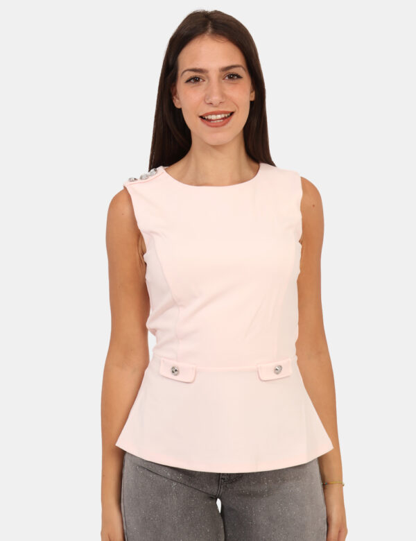 Top Guess Rosa - Top modello smanicato, in total chiaro con bottoncini argentati che donano luce al capo. La vestibilità è m