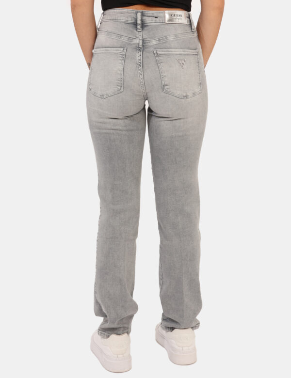 Jeans Guess Grigio - Jeans classico in total grigio con tasche sagomate sul fronte e tasche a toppa sul retro. La vestibilit