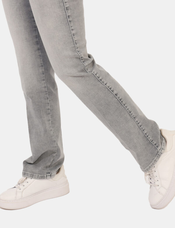 Jeans Guess Grigio - Jeans classico in total grigio con tasche sagomate sul fronte e tasche a toppa sul retro. La vestibilit