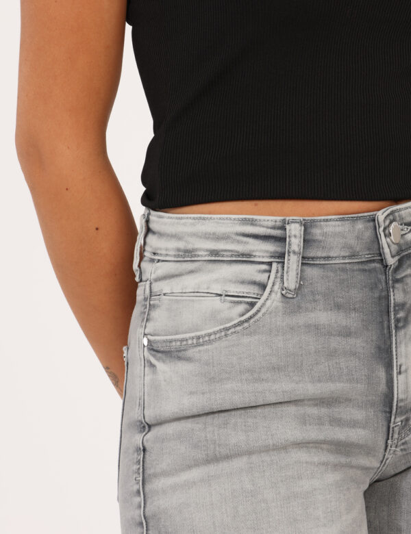Jeans Guess Grigio - Jeans classico in total grigio con tasche sagomate sul fronte e tasche a toppa sul retro. La vestibilit