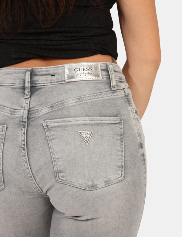 Jeans Guess Grigio - Jeans classico in total grigio con tasche sagomate sul fronte e tasche a toppa sul retro. La vestibilit