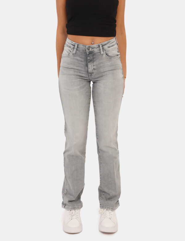 Jeans Guess Grigio - Jeans classico in total grigio con tasche sagomate sul fronte e tasche a toppa sul retro. La vestibilit