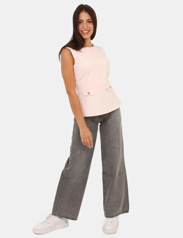 Jeans Guess Grigio - Jeans a zampa, in total grigio con lurex in versione allover . Presenti tasche sagomate sul fronte e ta