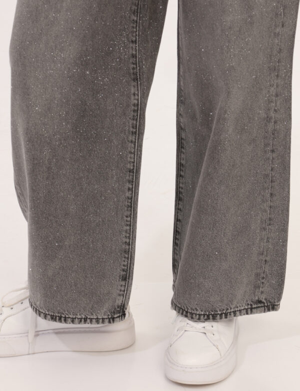 Jeans Guess Grigio - Jeans a zampa, in total grigio con lurex in versione allover . Presenti tasche sagomate sul fronte e ta