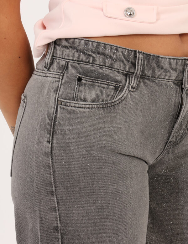 Jeans Guess Grigio - Jeans a zampa, in total grigio con lurex in versione allover . Presenti tasche sagomate sul fronte e ta